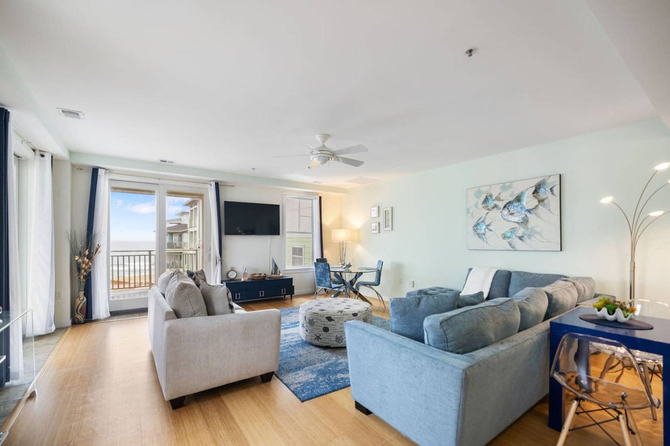 Entire apartment, Waterfront Penthouse! 4Bd/4Bth, 3000 sqft, 2 Decks in Virginia Beach