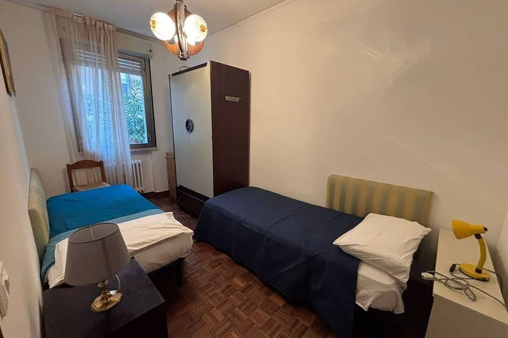 Ganze Wohnung, Apartment with terrace at Lido, near sea and vaporetto in Lido di Venezia, Venedig