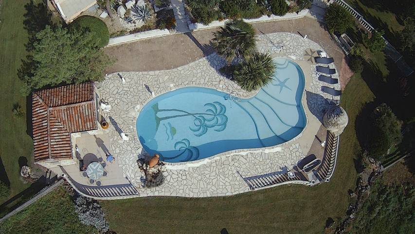 Gîte pour 5 personnes, avec vue sur le lac et balcon ainsi que piscine et jardin