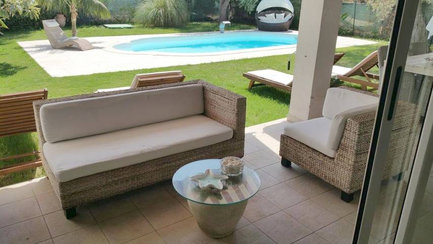 Villa per 4 persone, con Terrazza e Giardino nonché Piscina e Panorama a Capoterra