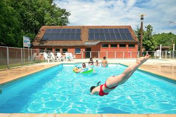 Camping pour 4 personnes, avec terrasse et piscine dans la Sarthe