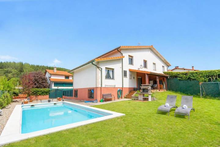 Casa de vacaciones para 8 personas, con jardín además de vistas y piscina en Navarra