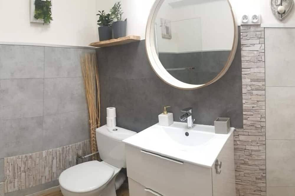Entire apartment, Beautiful apartment with sea view over the Gulf of Ajaccio in Ajaccio, Ajaccio region