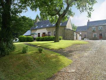 Gîte pour 4 personnes, avec vue sur le lac ainsi que terrasse et jardin à Bonnemain