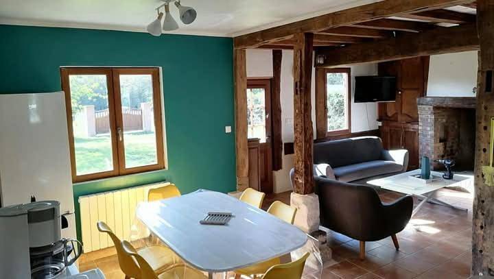 Four-Bedroom House in Écaquelon, Région de Bernay