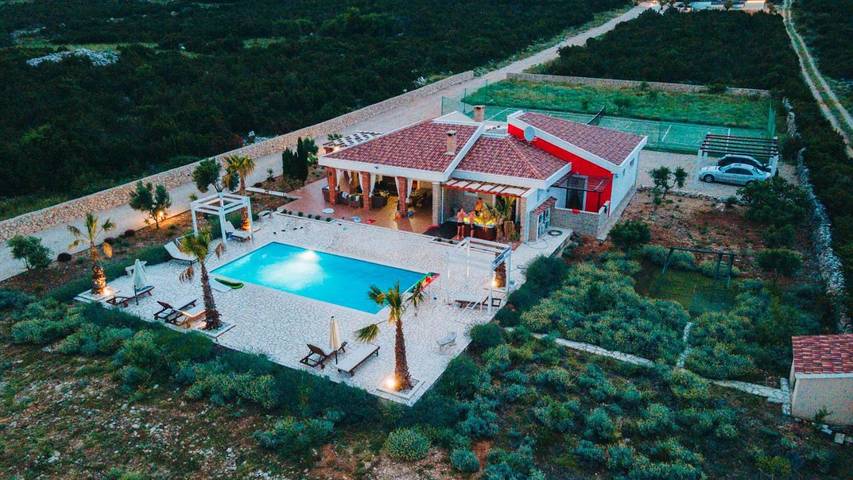 Villa für 10 Personen, mit Garten und Whirlpool sowie Pool in Novalja