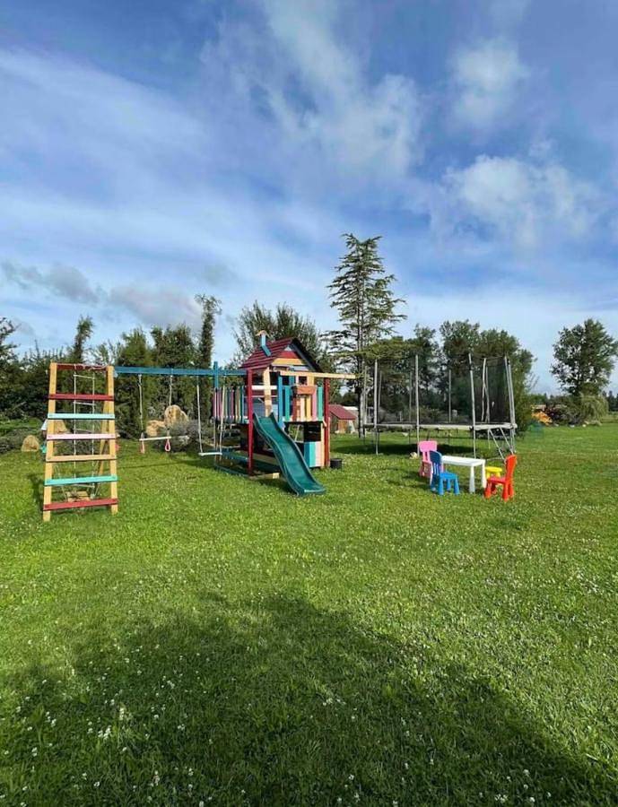 Gîte pour 6 personnes, avec Jacuzzi et Terrasse ainsi que Jardin et Bassin pour enfant à Chéu - 3