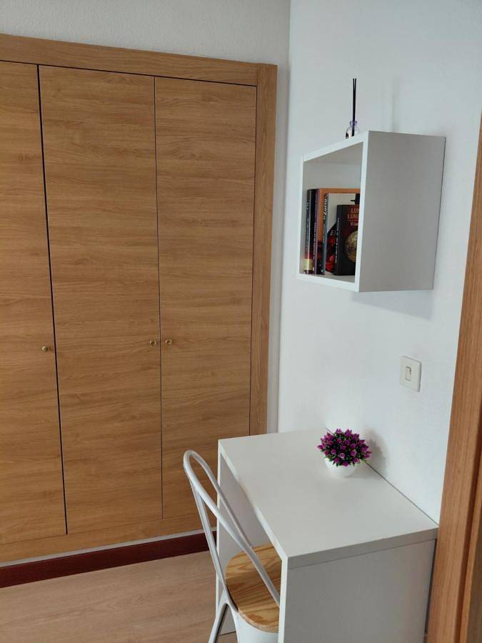Triple Room with Private Bathroom in Vitoria-Gasteiz, Chaîne Cantabrique