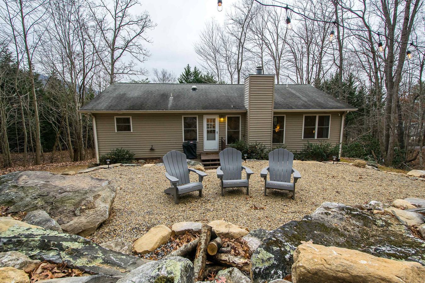 Spacious 4Br Retreat w Free Tix Fire Pit Grill in Blue Ridge Parkway, Buncombe County