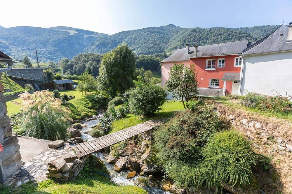 Bed and Breakfast 'Jolie' with Mountain View, Private Terrace and Wi-Fi in Sainte-Engrâce, Oloron-Sainte-Marie region