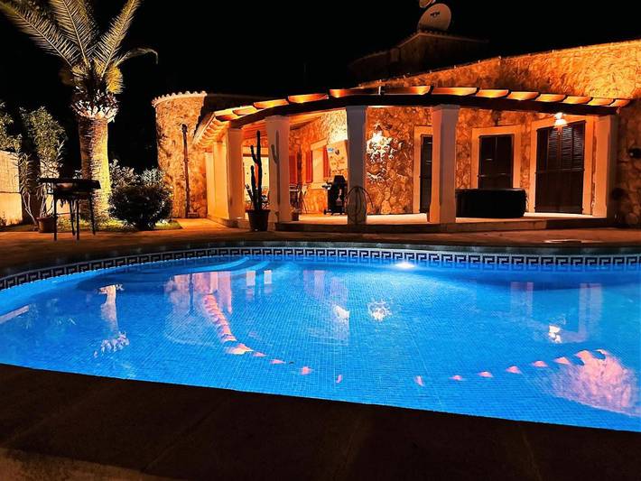 Villa für 6 Personen, mit Balkon und Whirlpool sowie Terrasse und Garten in Santanyí