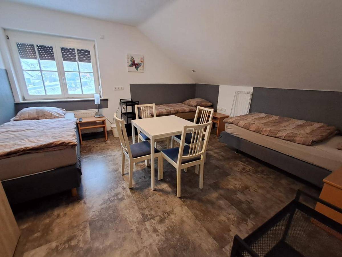 Ganze Wohnung, Single Room with Shared Shower and Toilet in Freudenberg am Main, Taubertal