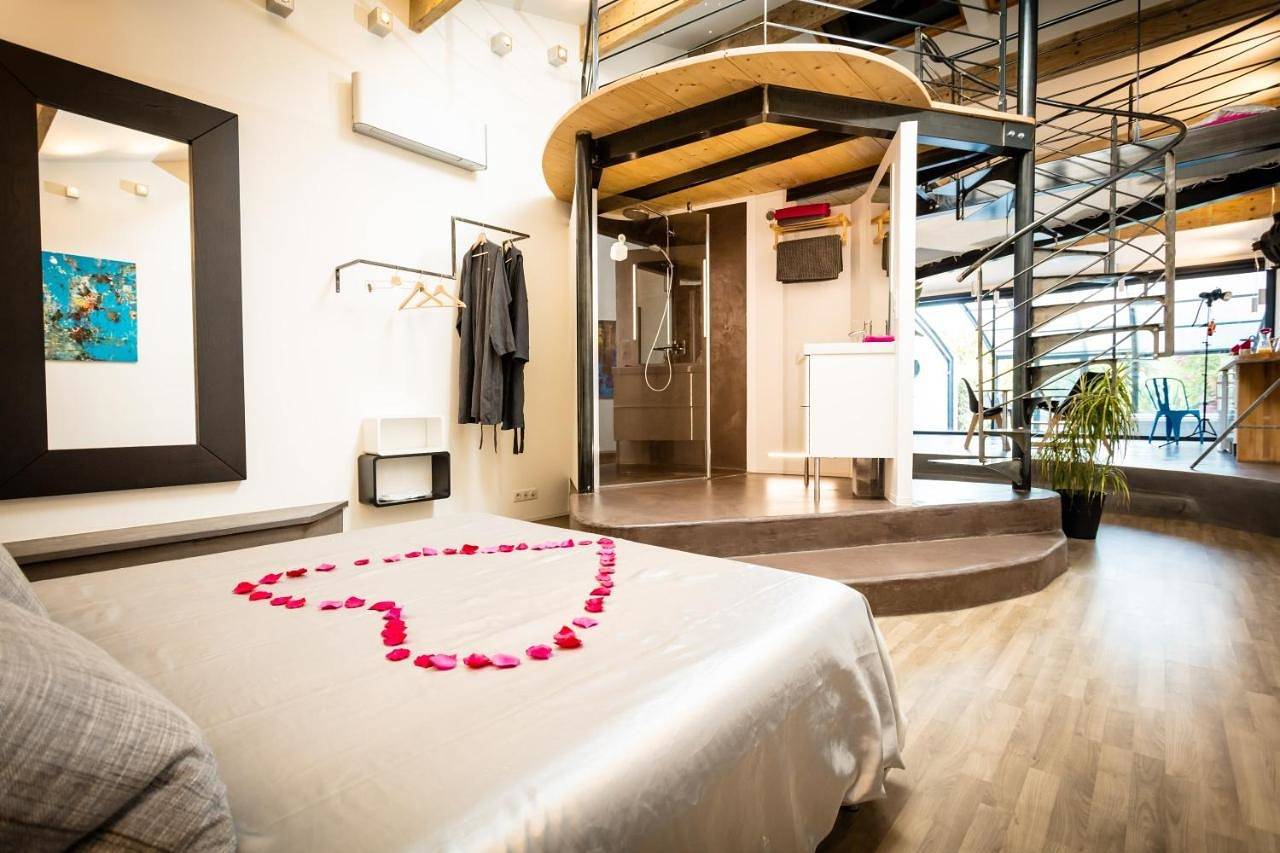 Chambres d'hotes Deluxe Jacuzzi Mas de l'Etoile in Saint-Laurent-d'Aigouze, Côte méditerranéenne (France)