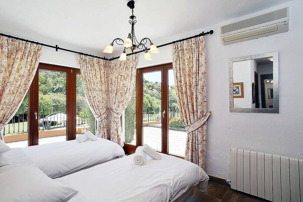 7 Bedrooms ,Heated Swimming Pool, Outside Spa,  Sauna,  Outside Bar,Fireplace in Sierra (Casares), Casares
