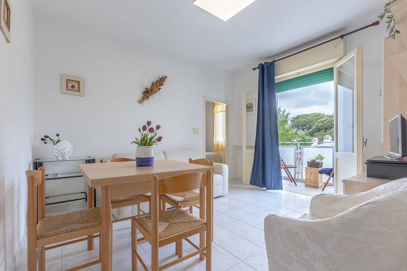 Entire apartment, Guesthost - Lido Beach Escape with Balcony x5! in Lido di Pomposa, Ferrara Province