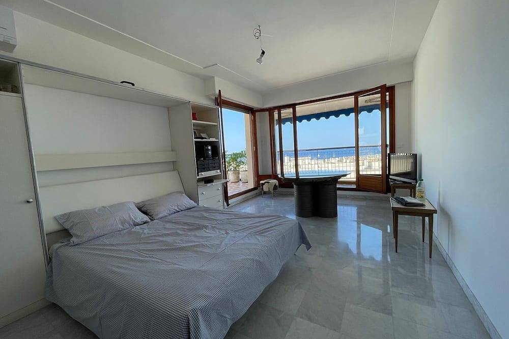 Hel lägenhet, Penthouse for 2, top location, sea view, parking, elevator, air conditioning. in Beaulieu-sur-Mer, Nice region