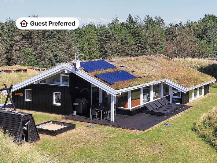 Feriehus for 14 personer, balkong / terrasse og sauna i tillegg til terrasse og badebasseng, dyr tillatt i Blokhus