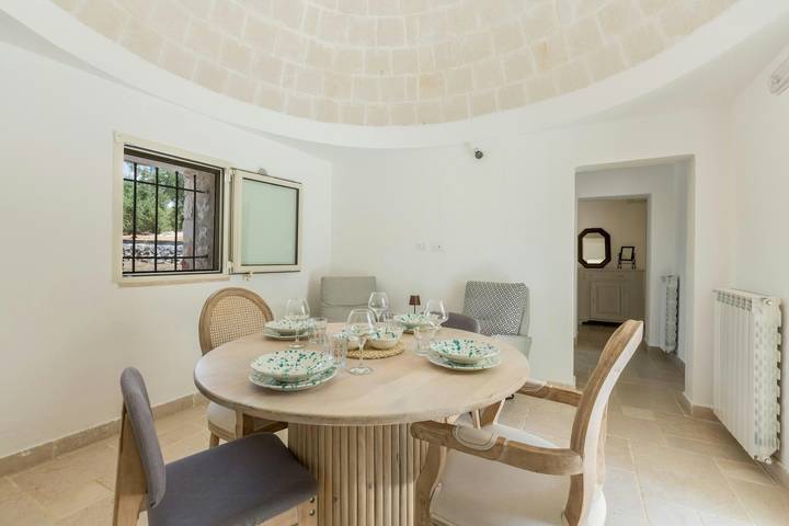 Trullo mit privatem Pool zwischen Olivenbäumen in Ostuni in Ostuni, Salento