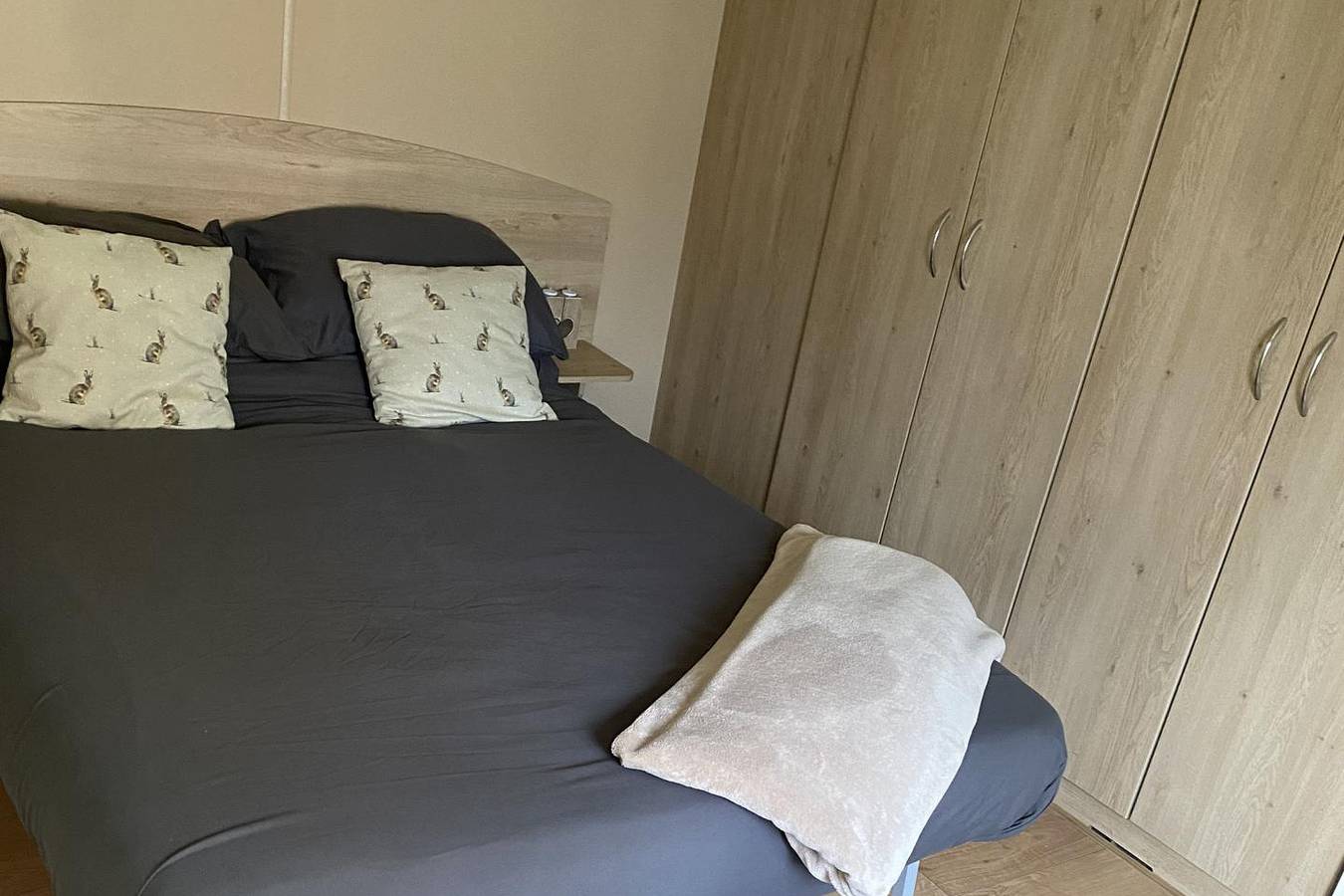 Caravan - Sleeps 6 - Parking, Pool, Facilities in Mersea Island, Colchester