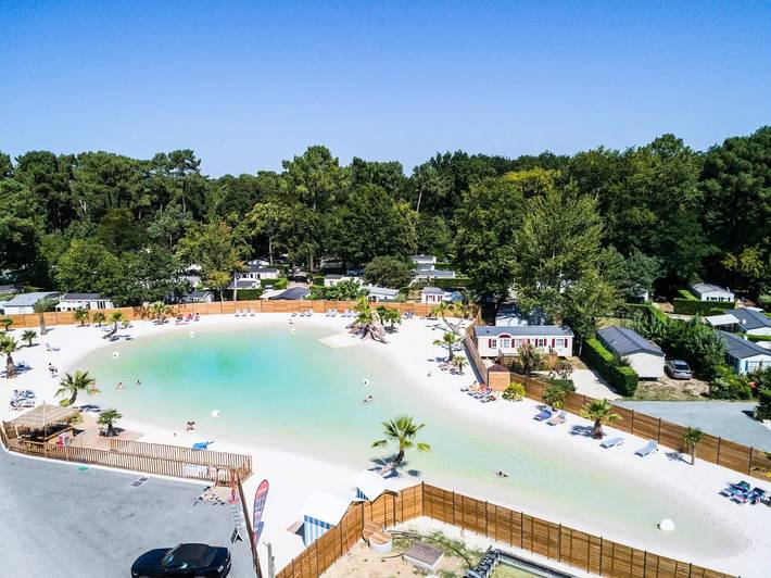 Camping pour 6 personnes, avec terrasse et piscine, animaux acceptés