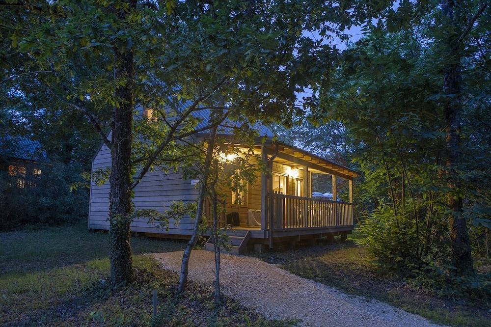 Castelwood: comfortable ecological chalets with swimming pool in the Dordogne. in Biron, Périgord Pourpre