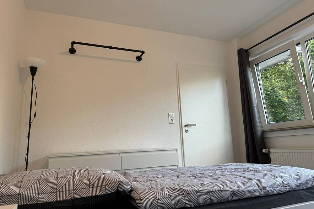 Ganze Wohnung, Modernes Apartment mit 4 Schlafplätzen, Parkplatz, Wlan & Balkon in Leverkusen, Bergisches Land
