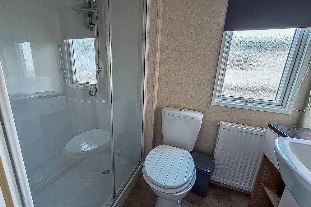 6 berth luxury caravan with full sea views at Azure Seas in Suffolk in Lowestoft, Sunrise Coast