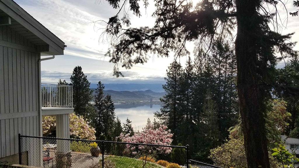 Ganze Wohnung, Quiet location with stunning view, close to downtown, wineries, beaches in West Kelowna, Crystal Mountain