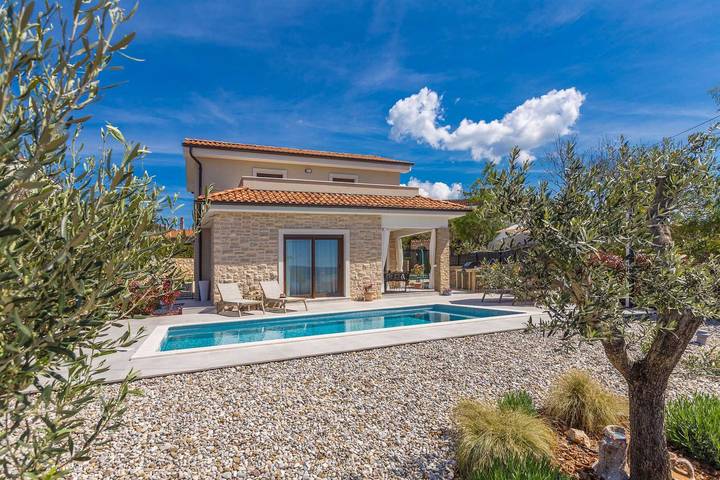 Ferienhaus für 8 Personen, mit Balkon und Terrasse sowie Garten und Pool in Pinezici