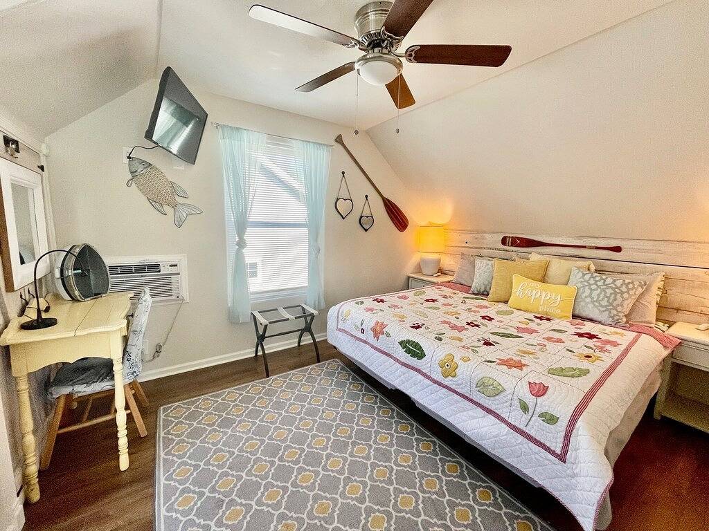 Darling Farmhouse Upstairs 1 Bedroom & Kitchenette Master Suite. Walk Downtown! in Prescott, Yavapai County