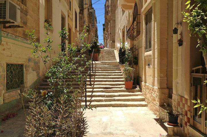 Schöne traditionelle Stadthaus mit Blick auf die Marina von der Dachterrasse in Senglea, Insel Malta