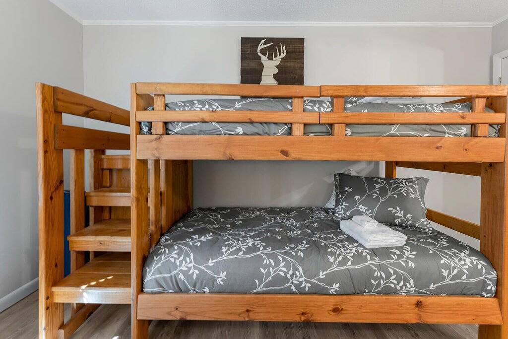 Peaceful Ivy Ridge - w/waterfalls, hikes + hot tub! in Lake Toxaway