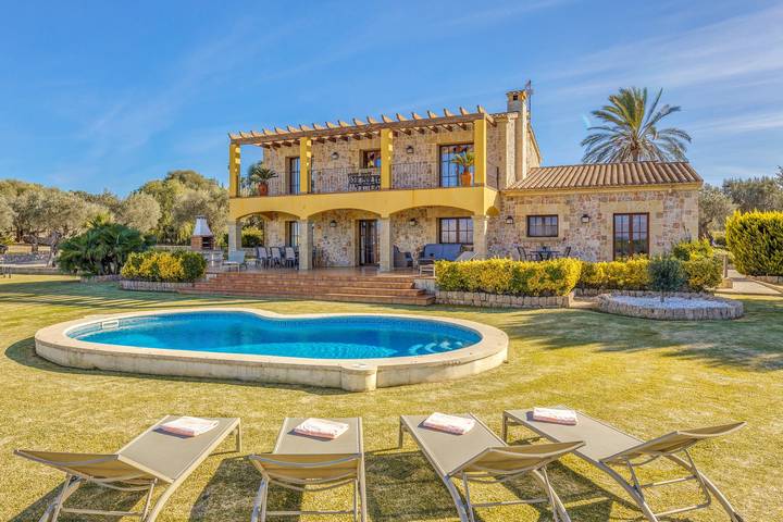 Luxurious Villa with Pool, Hot Tub, Garden, Terrace, A/C, & Wi-Fi in Alcúdia, North Majorca
