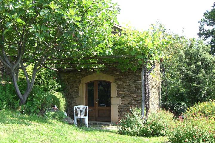 Gîte pour 2 personnes, avec jardin à Sénéchas