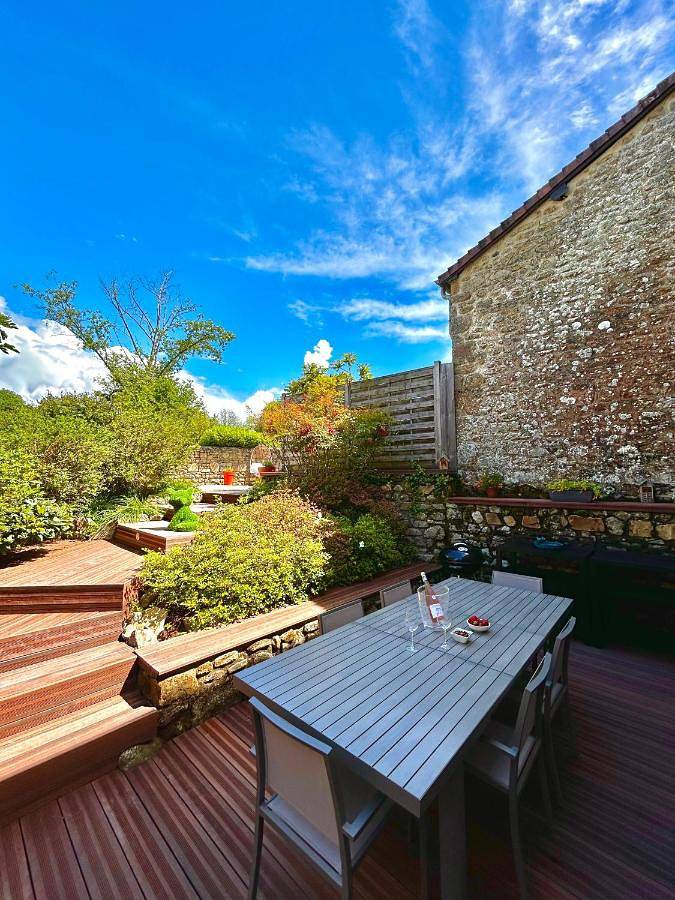Location de vacances pour 3 personnes, avec piscine ainsi que vue et jardin à Moulins-le-Carbonnel - 3