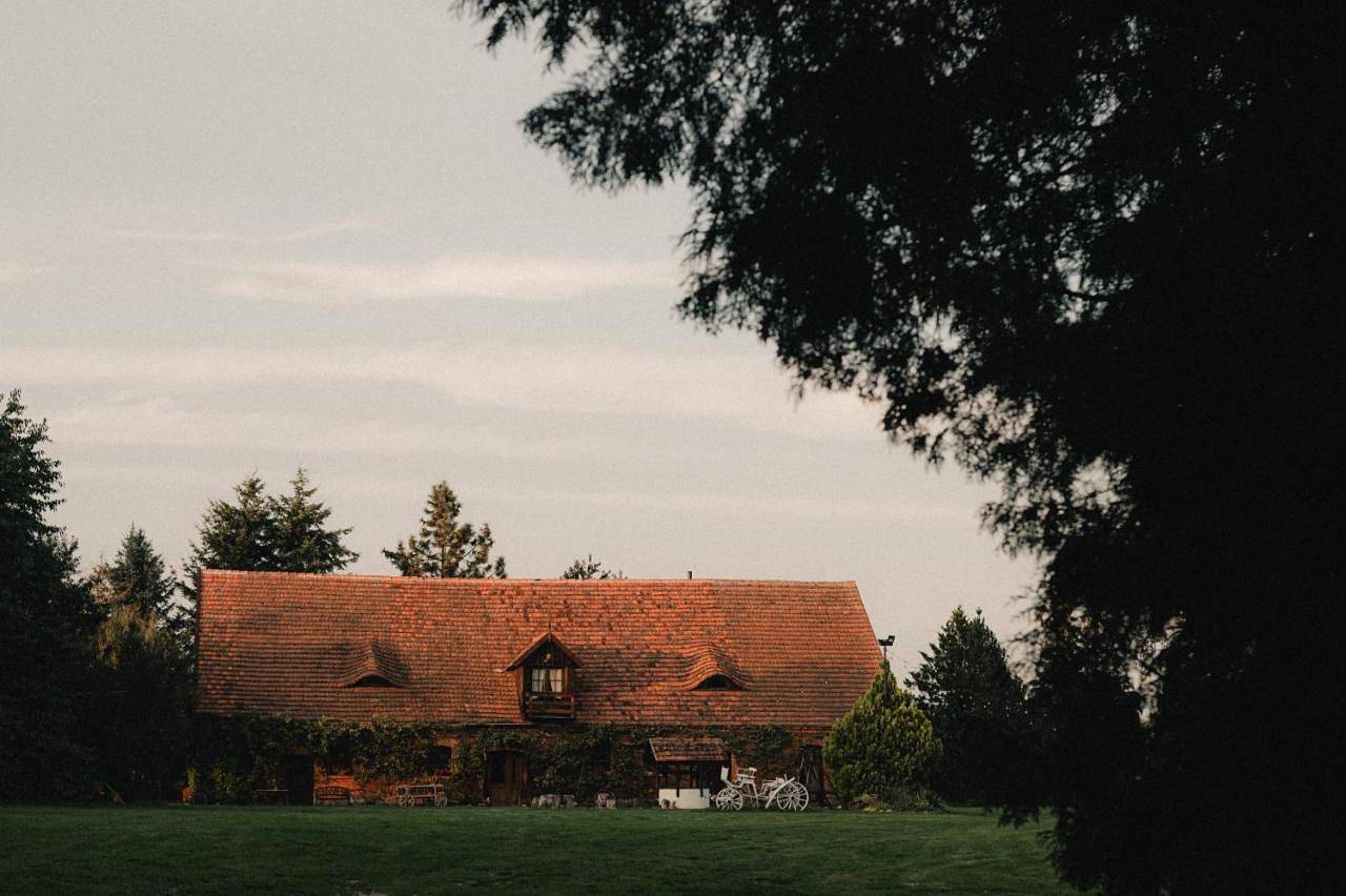 Apartament w Zabytkowej Stajni nad Jeziorem z Dostępem do Parku i Sąsiedztwem Xix wiecznego Dworku Modrzewiowego in Bory Tucholskie