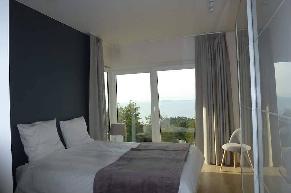 \"L'Arbousier\" with superb view of the Golden Islands, sleeps 12, heated pool. in Rayol-Canadel-sur-Mer, Draguignan region
