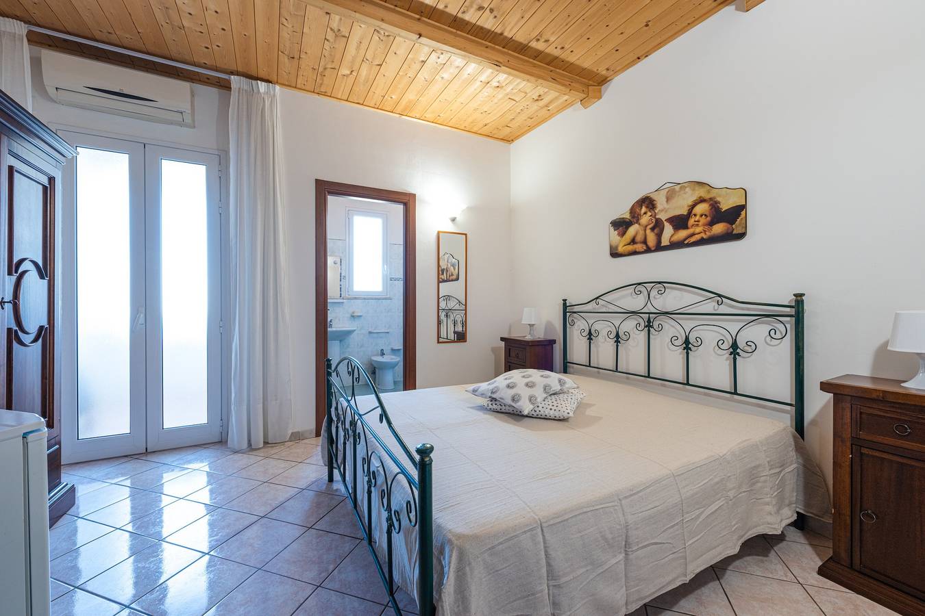 Entire apartment, 'Angeli Nel Salento - Room 7' with Private Terrace, Wi-Fi, and Air Conditioning in Cocumola, Minervino di Lecce