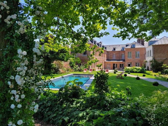 Location de vacances pour 2 personnes, avec Terrasse et Jacuzzi ainsi que Jardin et Piscine à Abbeville