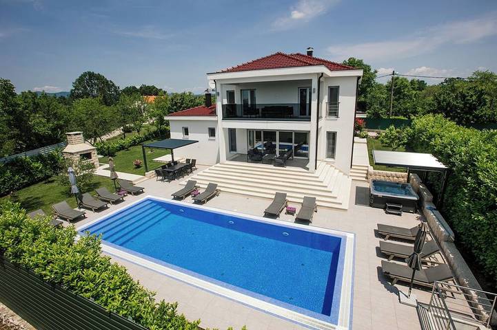 Ferienhaus für 25 Personen, mit Garten und Balkon