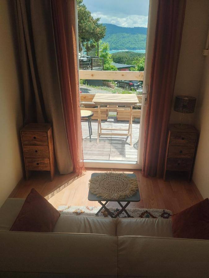 Camping für 2 Personen, mit Terrasse und Garten sowie Seeblick und Ausblick in Lac de Serre-Ponçon