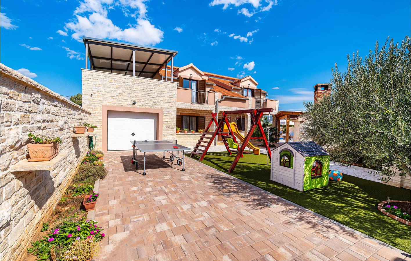 Reizende 18,5 m² große Wohnung mit Pool, Terrasse, WLAN und Parkplatz in Pridraga, Zadar