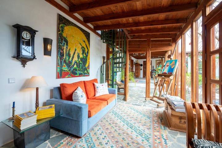 Chambre d’hôte pour 5 personnes, avec Balcon et Terrasse ainsi que Jardin et Piscine