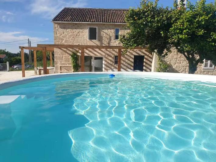 Casa rural para 10 personas, con vistas además de piscina y jardín, Familias con niños en La Estrada