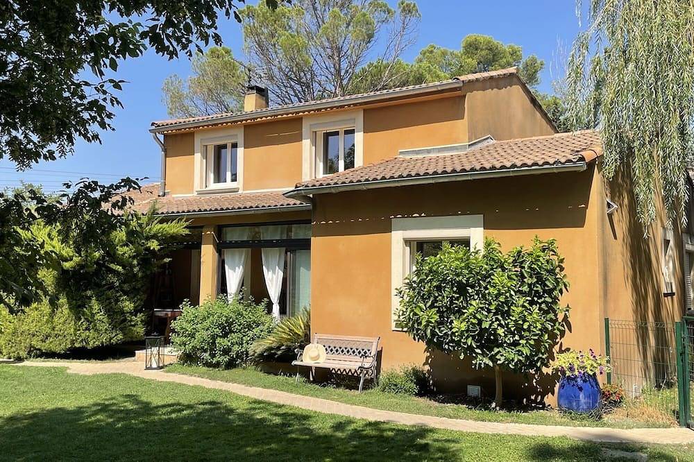 Entire apartment, Bright, fully renovated apartment with garden in Caumont-sur-Durance, Vaucluse