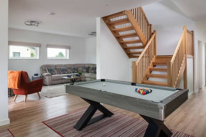 At Waters Edge | Lakehouse, Hot Tub + Rowing Boat in Wiltshire
