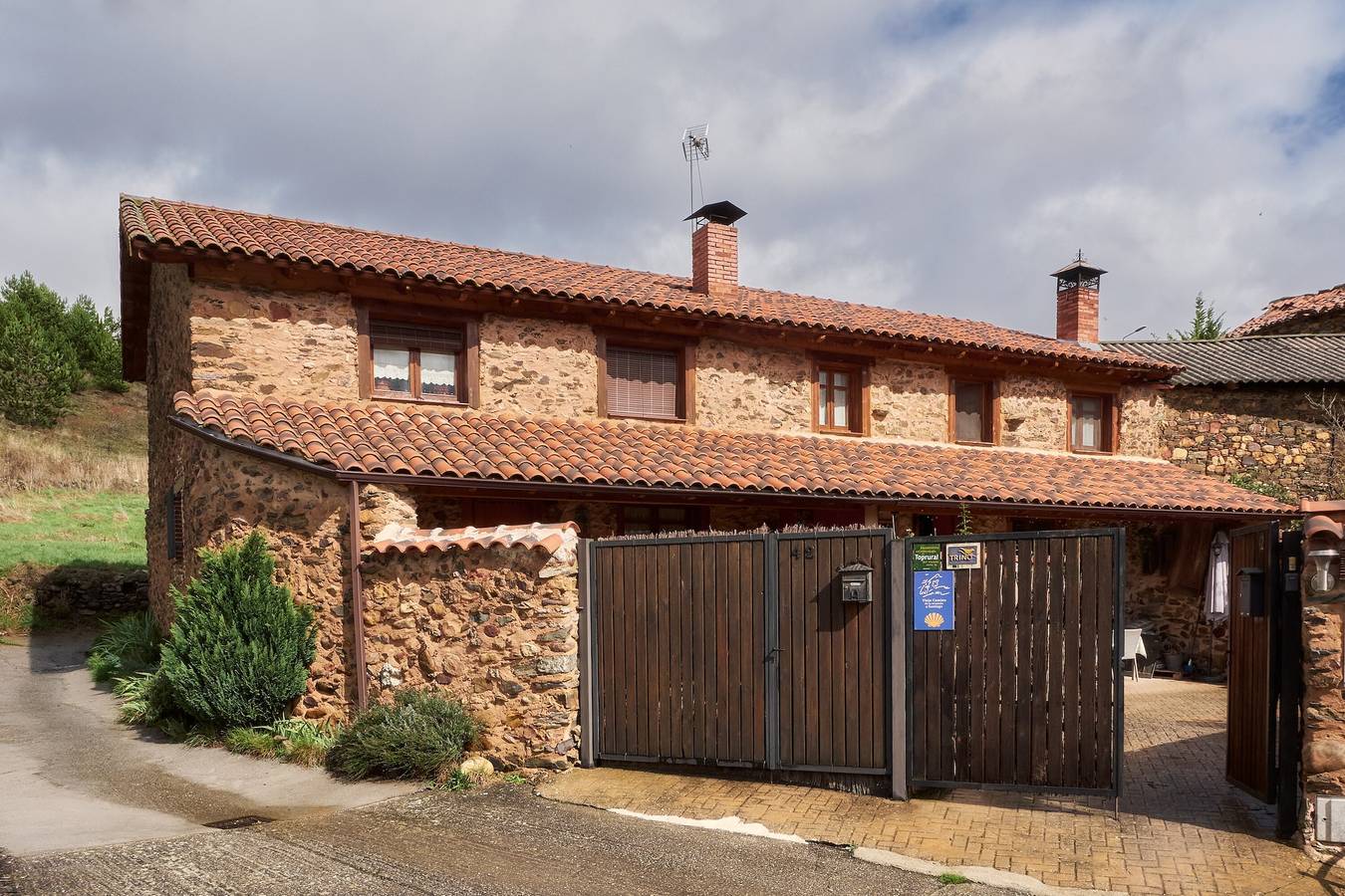Maison de campagne "Entre Valles" avec vue sur les montagnes, terrasse privée et Wi-Fi in Carrocera, Chaîne Cantabrique