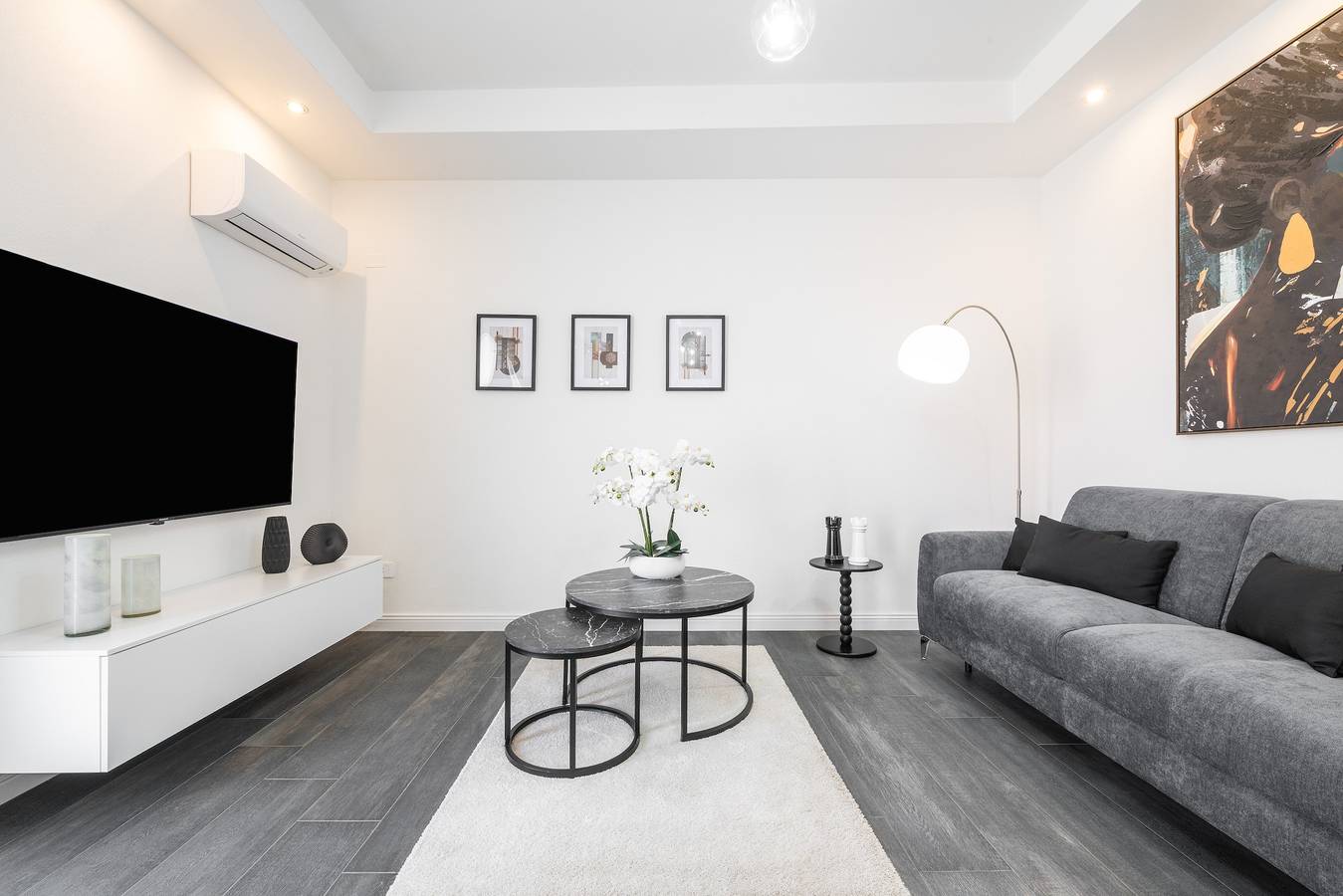 Appartamento intero, Appartamento 'Black E White' con Wi-Fi e aria condizionata in Pula Cagliari, Pula e dintorni