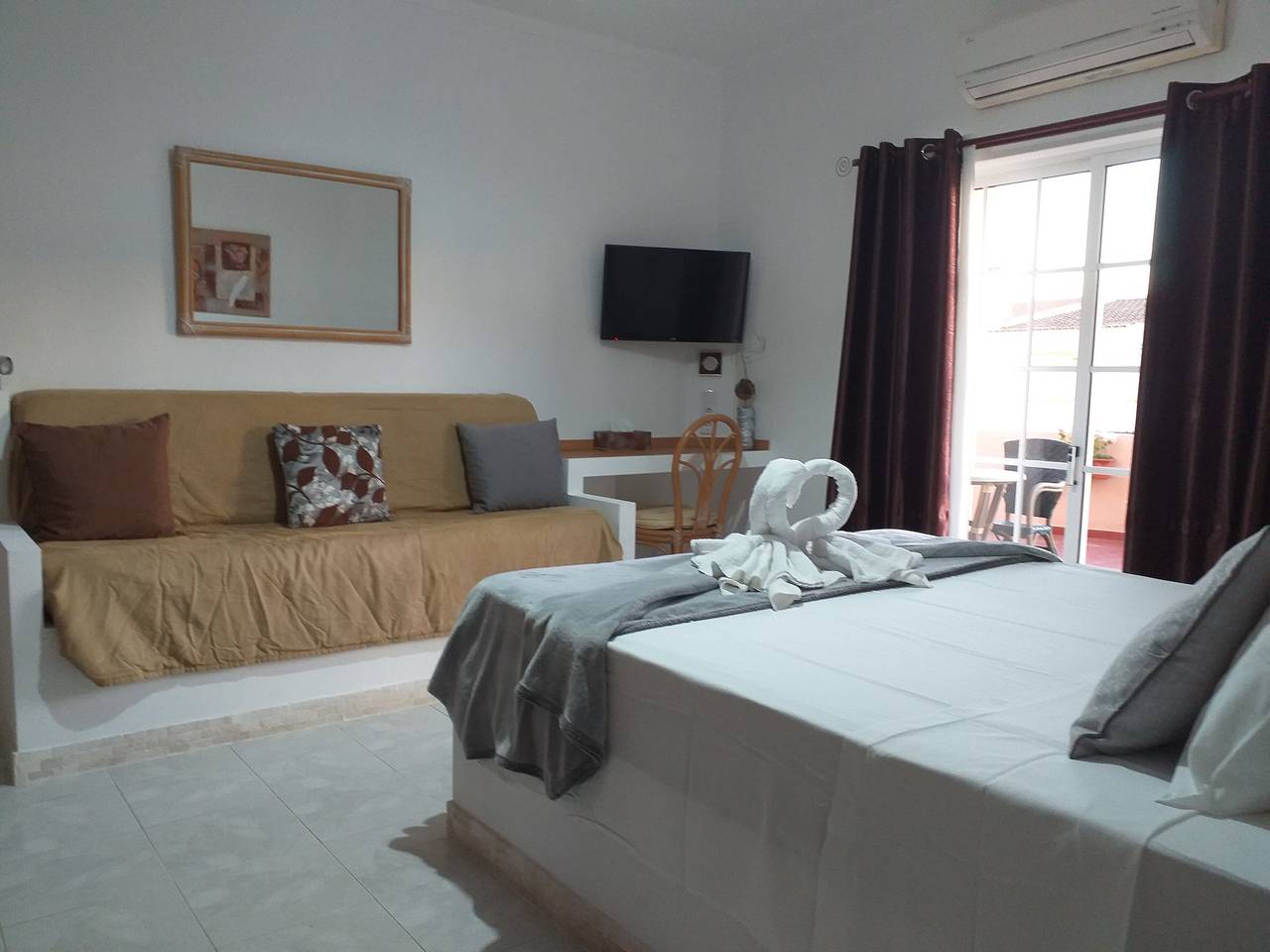 Chambre 'South Side Guesthouse - Quarto V' avec piscine partagée, Wi-Fi et climatisation in Quelfes, Parque Natural da Ria Formosa
