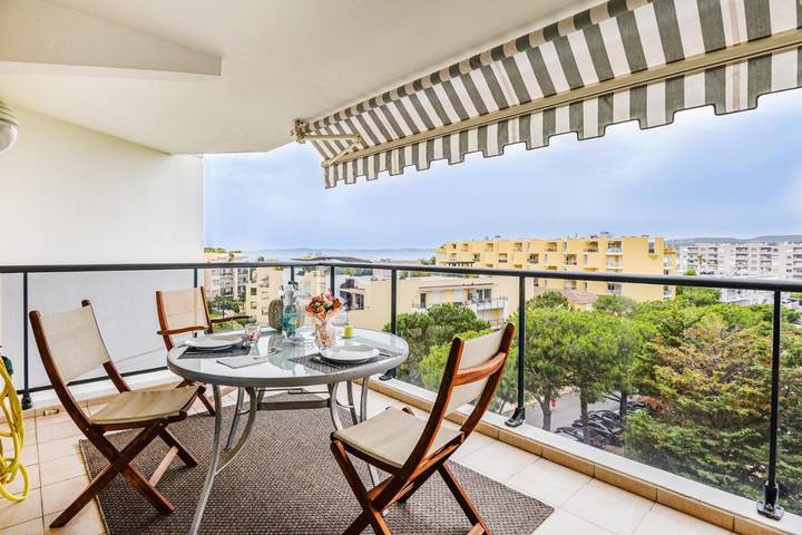Gîte pour 2 personnes, avec terrasse et piscine dans Port du Cros de cagnes